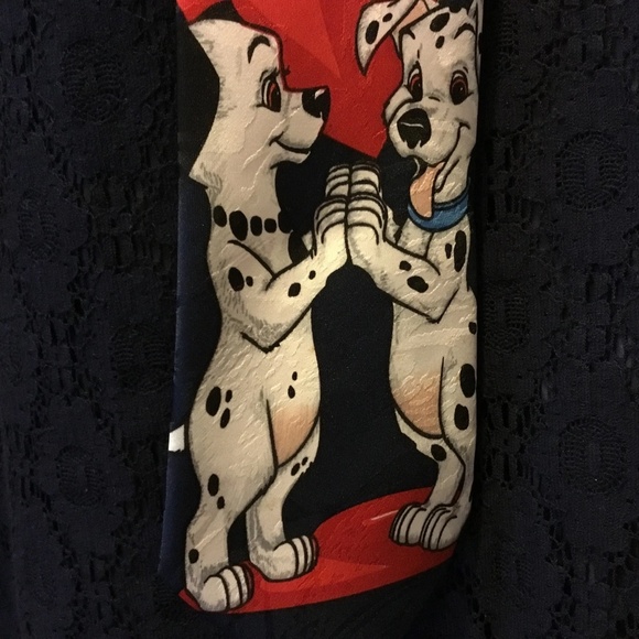 DISNEY 101 Dalmatians men’s tie with Pongo and Perdita clutching each other - Picture 3 of 5